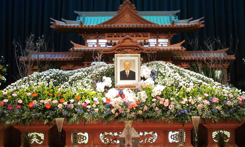 ふるさとの川内村の山をイメージした祭壇